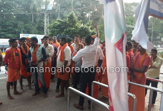 bajarangdal protest against Dilwale in mangalore